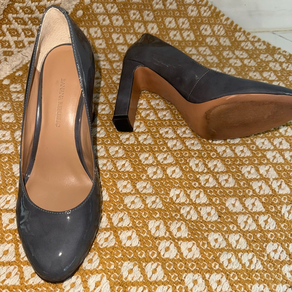 Banana Republic- Gray Patent Leather Pumps